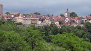 ROTHENBURG OB DER TAUBER, ALMANY - 12 Haziran 2019: kalenin bahçesinden Rothenburg 'un güney manzarası. Uzaklaştır