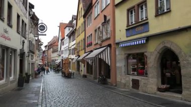 ROTHENBURG OB DER TAUBER, ALMANY - 12 Haziran 2019: Tipik ortaçağ merkezi caddesi. Uzaklaştır