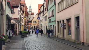 ROTHENBURG OB DER TAUBER, GERMANY - 12 Haziran 2019: Eski kasaba, kereste çerçeveli evler, Markusturm ve R? derbogen çerçeveli evler, Markusturm ve R? Uzaklaştır