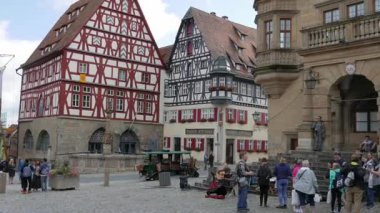 ROTHENBURG OB DER TAUBER, GERMANY - 12 Haziran 2019: Pazar meydanında et ve dans evi (solda) ve Jagstheimerhaus (sağda)
