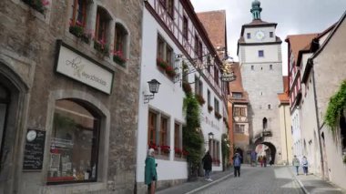 ROTHENBURG OB DER TAUBER, ALMANY - 12 Haziran 2019: Tipik ortaçağ merkezi caddesi. Uzaklaştır