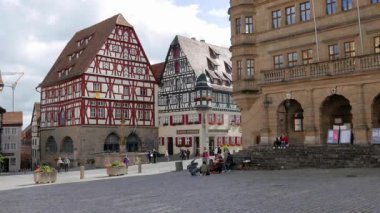 ROTHENBURG OB DER TAUBER, GERMANY - 12 Haziran 2019: Pazar meydanında et ve dans evi (solda) ve Jagstheimerhaus (sağda)