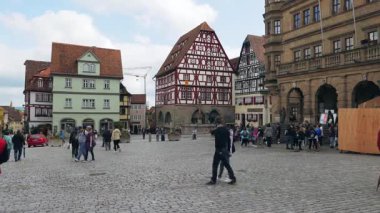 ROTHENBURG OB DER TAUBER, GERMANY - 12 Haziran 2019: Pazar meydanında et ve dans evi (solda) ve Jagstheimerhaus (sağda)