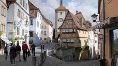 ROTHENBURG OB DER TAUBER, GERMANY - 12 Haziran 2019: Kobolzeller Steige ve Spitalgasse ile Plonlein