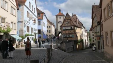 ROTHENBURG OB DER TAUBER, GERMANY - 12 Haziran 2019: Kobolzeller Steige ve Spitalgasse ile Plonlein