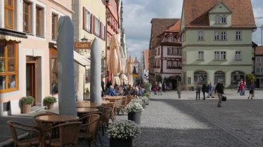 ROTHENBURG OB DER TAUBER, ALMANY - 12 Haziran 2019: Ortaçağ merkezinin ana meydanı. Pan