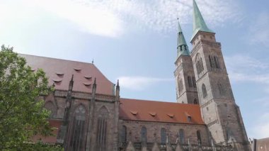 NUREMBERG, GERMANY - 13 Haziran 2019: Sebalduskirche (St. Sebald) Gotik dönem, şimdilerde Lüteriyen kilisesi boyalı camlar, resimler ve yüksek bir boru organı.