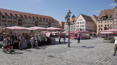 NUREMBERG, GERMANY - 13 Haziran 2019: Almanya 'nın Franconian kenti Nuremberg' in pazar meydanında pazar tezgahları.