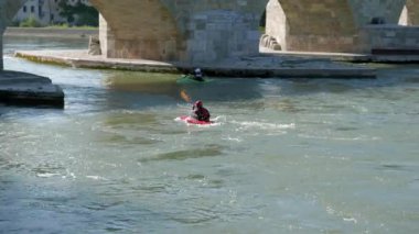 REGENSBURG, GERMANY - 13 Haziran 2019: Tuna 'daki kanocular Regensburg' dan geçerken