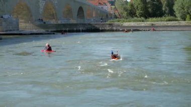 REGENSBURG, GERMANY - 13 Haziran 2019: Tuna 'daki kanocular Regensburg' dan geçerken