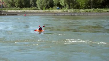 REGENSBURG, GERMANY - 13 Haziran 2019: Tuna 'daki kanocular Regensburg' dan geçerken