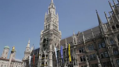 MUNİH, GERMANY - 14 Haziran 2019: The New Town Hall, Münih 'in Marienplatz bölgesinin kuzeyinde yer alan bir belediye binasıdır.