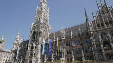 MUNİH, GERMANY - 14 Haziran 2019: The New Town Hall, Münih 'in Marienplatz bölgesinin kuzeyinde yer alan bir belediye binasıdır.