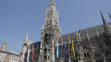 MUNİH, GERMANY - 14 Haziran 2019: The New Town Hall, Münih 'in Marienplatz bölgesinin kuzeyinde yer alan bir belediye binasıdır.