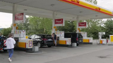 ALMANY - 15 Haziran 2019: V-Power markasını gösteren kabuk benzin istasyonu. Resimli başyazı