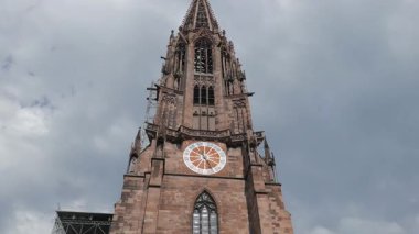 FREIBURG IM BREISGAU, GERMANY - 15 Haziran 2019: Freiburg Minster Freiburg im Breisgau 'nun katedralidir. Romanca başladı ve Gotik tarzda sona erdi.