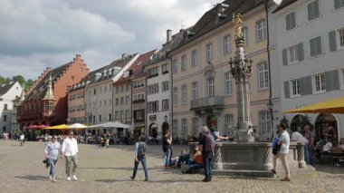 FREIBURG IM BREISGAU, GERMANY - 15 Haziran 2019: Munsterplatz, Munster 'in karesi Freiburg' un en büyük meydanı ve ortaçağdan beri düzenli bir pazar yeri..