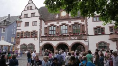 FREIBURG IM BREISGAU, GERMANY - 15 Haziran 2019: Freiburg Belediye Binası (Rathaus), yerel yönetimin koltuğu