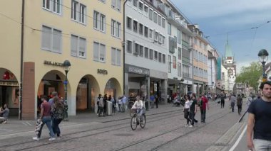 FREIBURG IM BREISGAU, GERMANY - 15 Haziran 2019: Kaiser Joseph Caddesi, şehrin en işlek caddelerinden biri. Arka planda Martin 'in Kapısı
