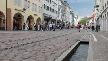 FREIBURG IM BREISGAU, GERMANY - 15 Haziran 2019: Kaiser Joseph Caddesi, şehrin en işlek caddelerinden biri. Arka planda Martin 'in Kapısı