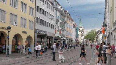 FREIBURG IM BREISGAU, GERMANY - 15 Haziran 2019: Kaiser Joseph Caddesi, şehrin en işlek caddelerinden biri. Arka planda Martin 'in Kapısı