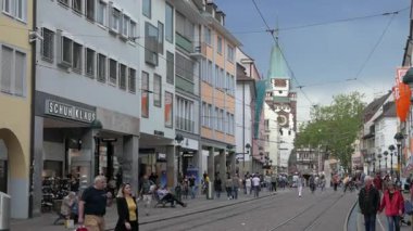 FREIBURG IM BREISGAU, GERMANY - 15 Haziran 2019: Kaiser Joseph Caddesi, şehrin en işlek caddelerinden biri. Arka planda Martin 'in Kapısı