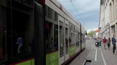FREIBURG IM BREISGAU, GERMANY - 15 Haziran 2019: Kaiser Joseph Caddesi, şehrin en işlek caddelerinden biri. Arka planda Martin 'in Kapısı