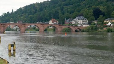 HEIDELBERG, ALMANY - 16 HAZİRAN 2019: Neckar Nehri şehirden geçerken