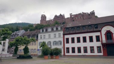 HeideELBERG, ALMANY - 16 Haziran 2019: Heidelberg Şatosu 'nun harabelerinin kasabadan görünüşü