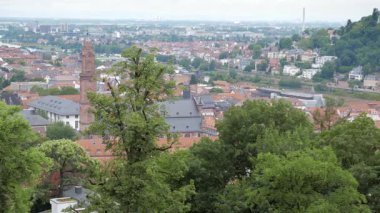 HeideELBERG, ALMANY - 16 Haziran 2019: Heidelberg 'in yukarıdaki kaleden eski şehir merkezi
