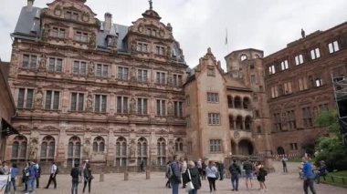 HEIDELBERG, ALMANY - 16 Haziran 2019: Güneşli bir günde kalenin iç avlusu