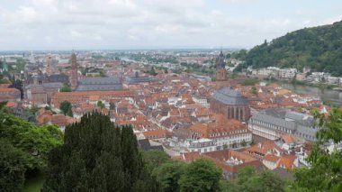 HeideELBERG, ALMANY - 16 Haziran 2019: Heidelberg 'in yukarıdaki kaleden eski şehir merkezi