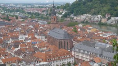 HeideELBERG, ALMANY - 16 Haziran 2019: Heidelberg 'in yukarıdaki kaleden eski şehir merkezi