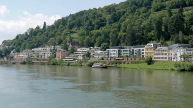 HEIDELBERG, ALMANY - 16 HAZİRAN 2019: Neckar Nehri şehirden geçerken