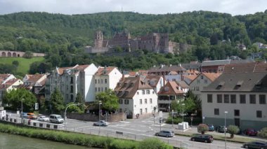 HeideELBERG, GERMANY - 16 Haziran 2019: Neckar 'ın nehir kıyısındaki Heidelberg şatosunun kalıntılarının manzarası,