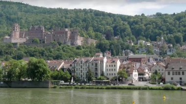 HeideELBERG, GERMANY - 16 Haziran 2019: Neckar 'ın nehir kıyısındaki Heidelberg şatosunun kalıntılarının manzarası,