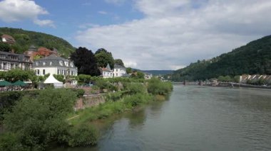 HEIDELBERG, ALMANY - 16 HAZİRAN 2019: Neckar Nehri şehirden geçerken