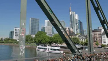 FRANKFURT, GERMANY - 17 HAZİRAN 2019: Demir Köprü 'den finans bölgesine