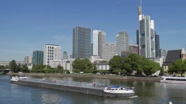 FRANKFURT, GERMANY - 17 HAZİRAN 2019: Demir Köprü 'den finans bölgesine