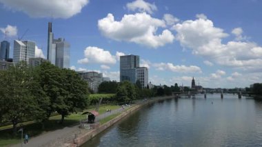 FRANKFURT, GERMANY - 17 Haziran 2019: Ana nehirden görülen finans bölgesi