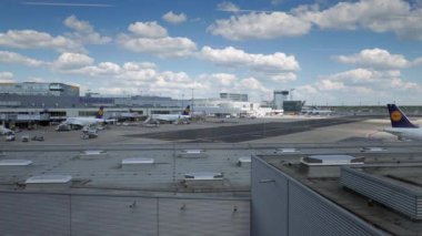 FRANKFURT, GERMANY - 17 HAZİRAN 2019: Frankfurt havaalanı otoparklarındaki uçak