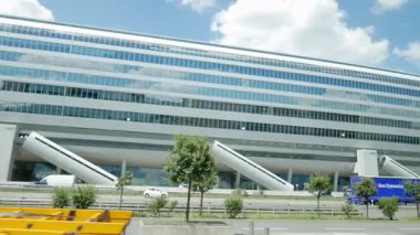 FRANKFURT, GERMANY - 17 Haziran 2019: Frankfurt Havalimanı 'nın yanındaki Fütürist ofis binası
