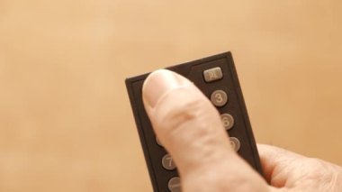 Uzaktan kumandayı açıyorum. 15 güç düğmesine basma sırasını kapat.