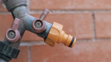 Hortumu bahçe musluğuna bağlıyorum.