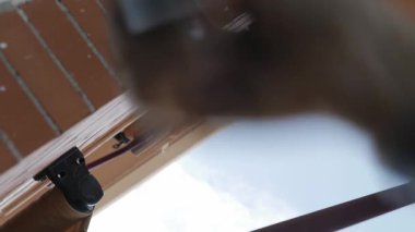 Tenteyi açıyorum, alçak açılı çekim.