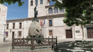 ZAMORA, İSPAN - 1 Haziran 2019: Viriathus 'un anısına dikilen heykel, MÖ 139 yılında öldü, Batı Hispania bölgelerine Roma' nın yayılmasına direnen Lusitanian halkının en önemli lideriydi.