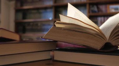 Kütüphane masasındaki kitap yığınına odaklan. Doli çekim