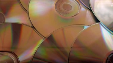 Bir yığın CD ve DVD 'yi inceliyorum.