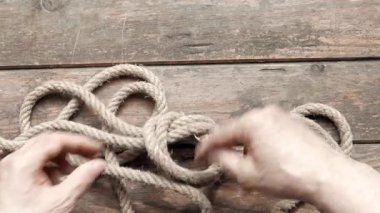 # Adam ipteki düğümü çözüyor, üst manzara #