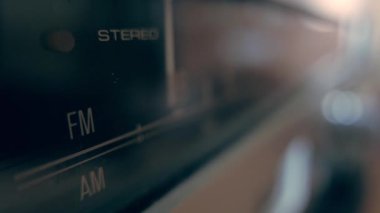 Bir analog radyo ayarlayıcısının yakın plan görüntüsü